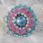 Ring Beauty Alicia Blue bestickt mit Swarovski-Kristallen, elfenbeinfarbenen Perlmuttperlen und Rocailles